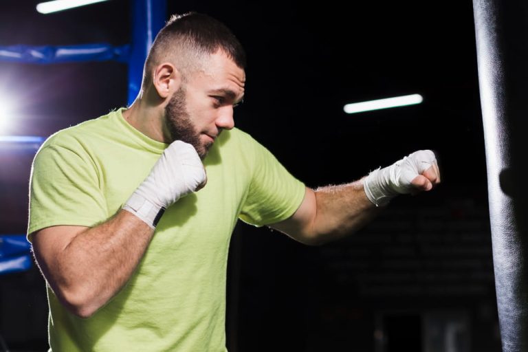 adulto entrenando boxeo
