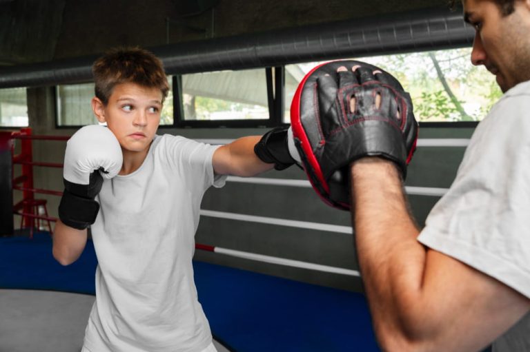 niño entrenando boxeo